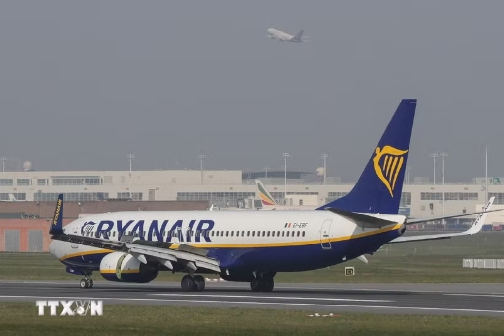Mỹ tiếp quản điều tra sự cố động cơ máy bay Boeing 737 của Ryanair ở Hy Lạp